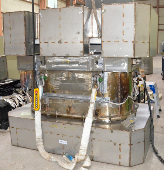 원자력연이 개발한 중수로 사용후핵연료 대용량 운반용기(KTC-360) 모습